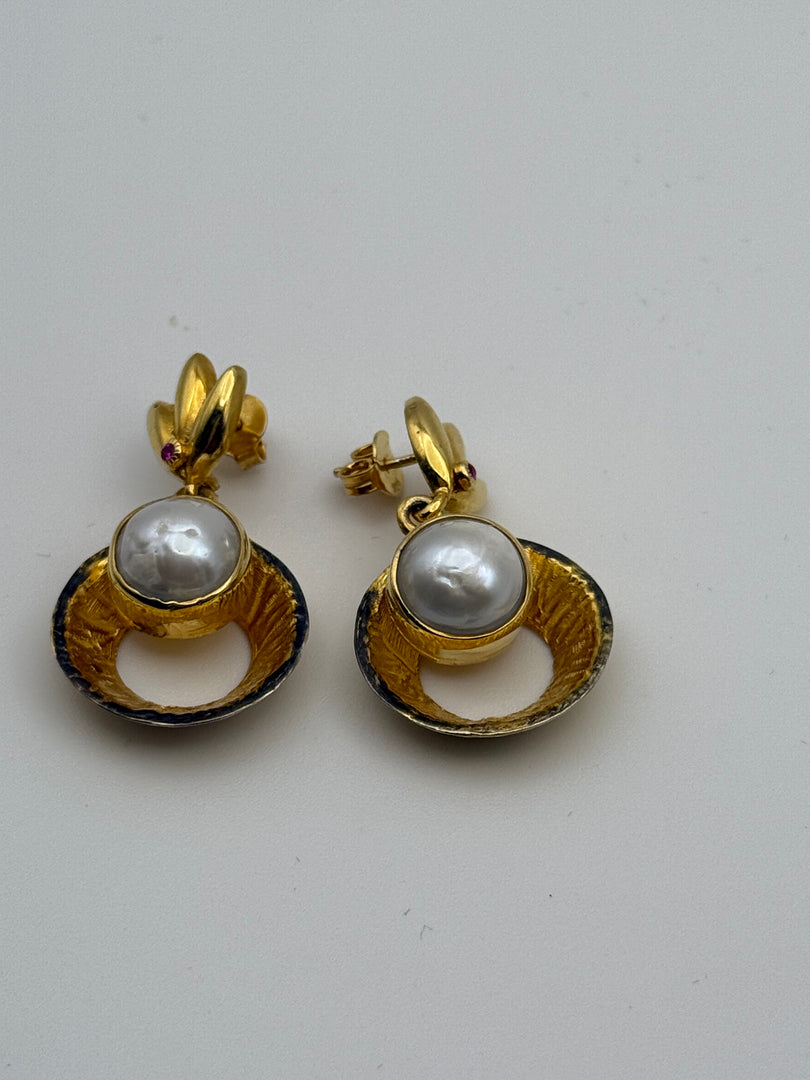 Dangled Encircled Pearl